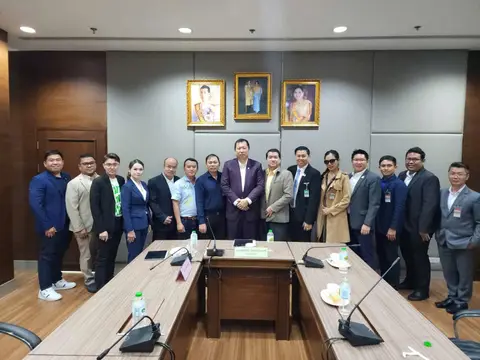 Đoàn làm việc trong phòng họp