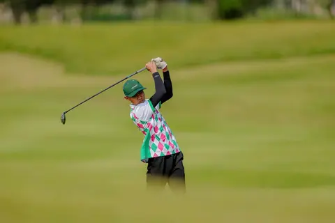 Golfer nhí vung gậy trên fairway
